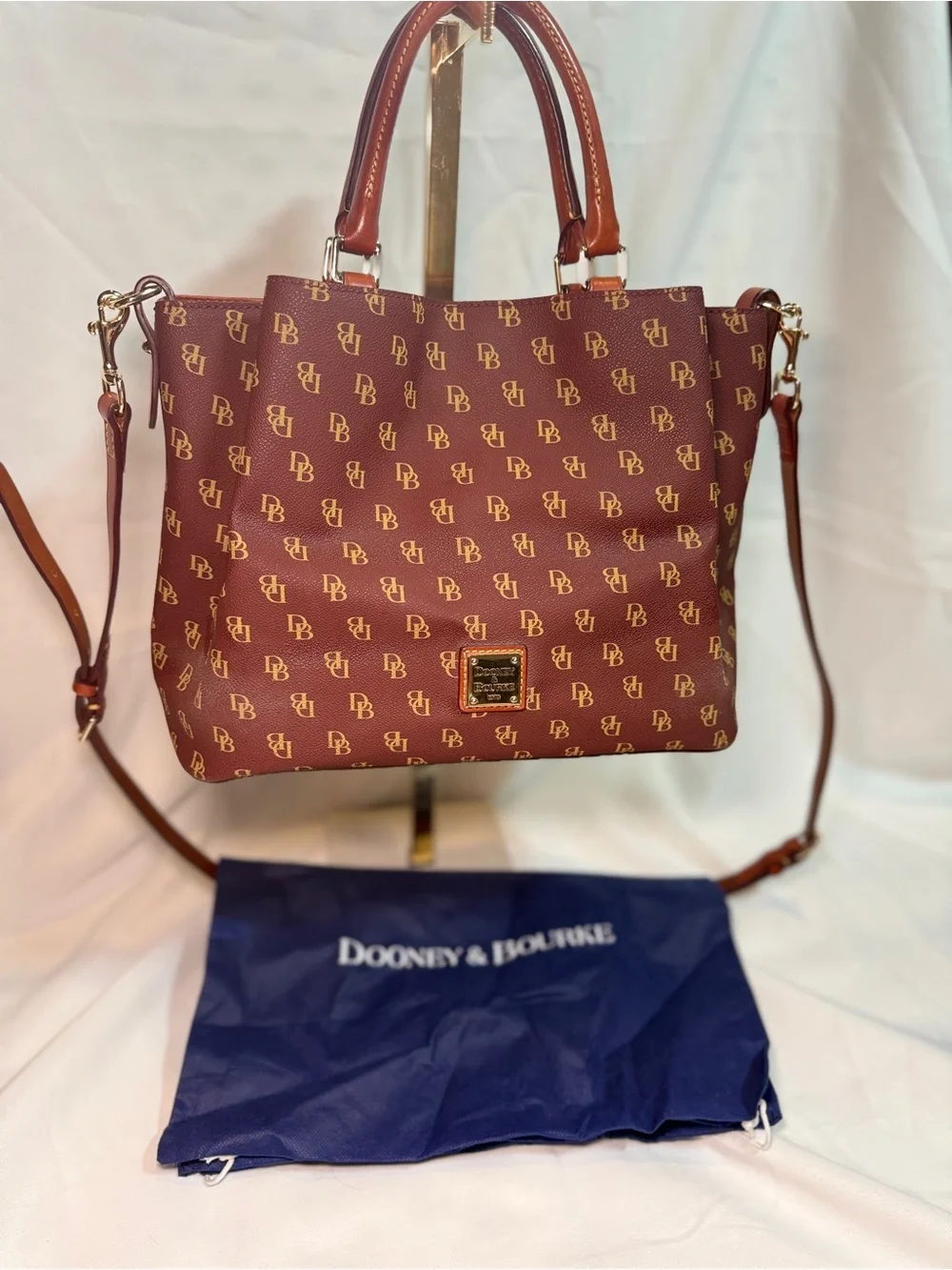 Dooney & Bourke classic dooney